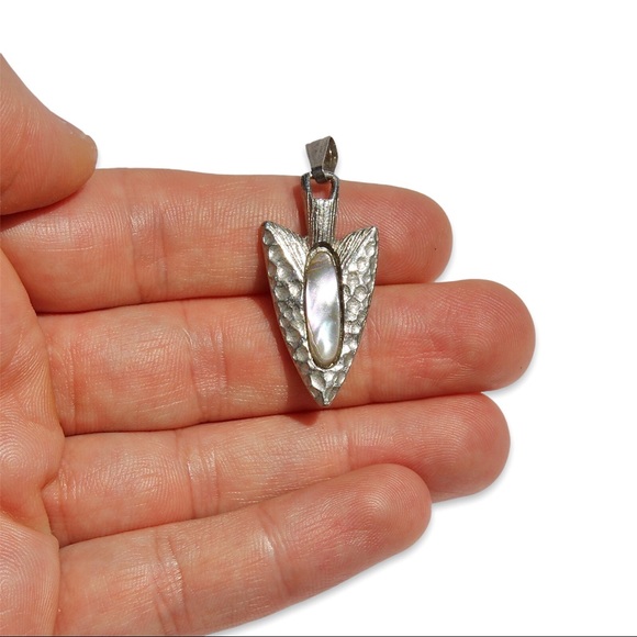 Vintage Arrowhead Pendant Abalone Shell Inlay Silver Tone Hammered Texture - Picture 4 of 4